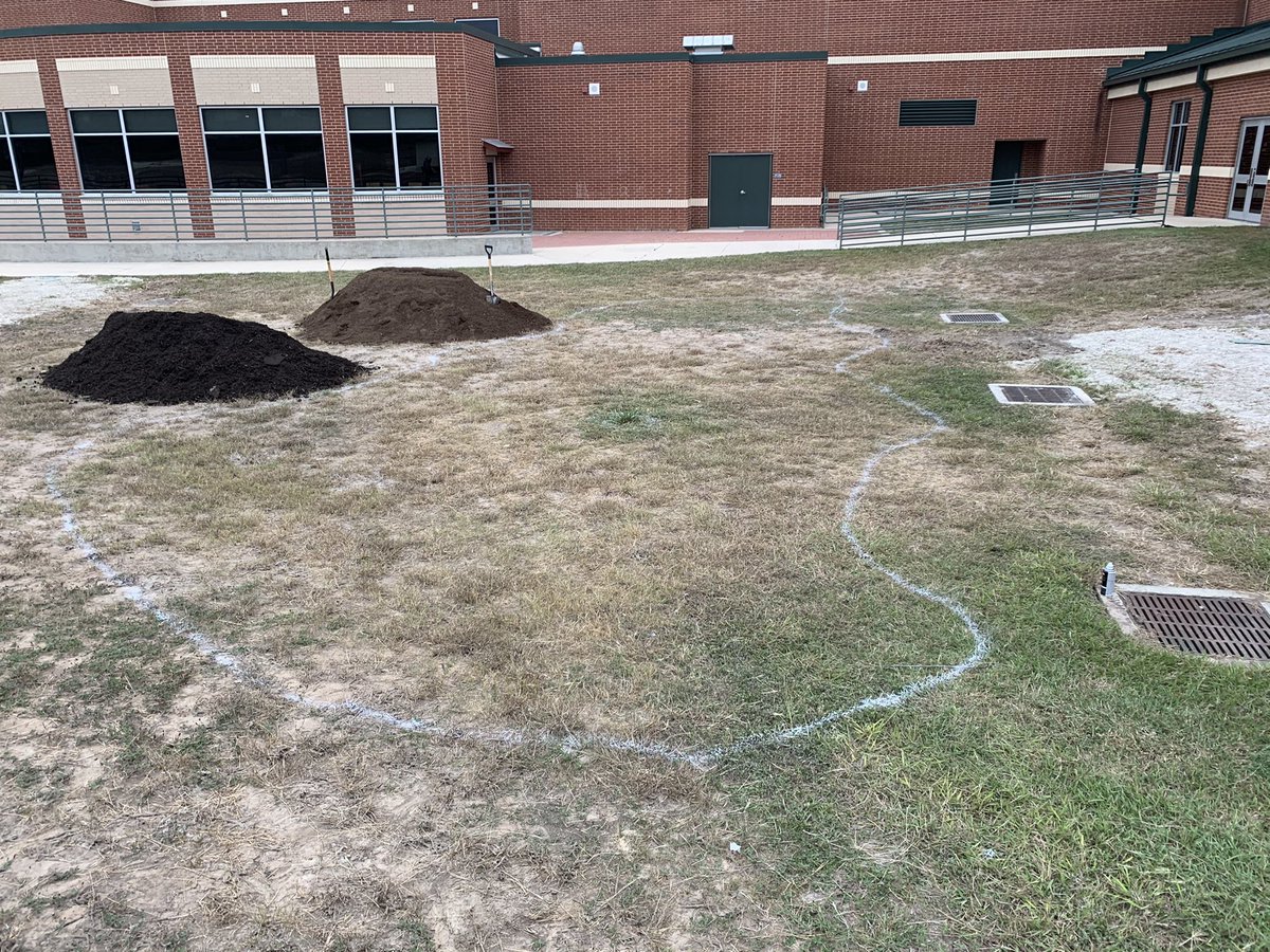 MurninGardeners's tweet photo. Before, during and after!!! Our first pollinator garden is in the ground! #pollinatorprotectors @NISDMurnin https://t.co/ag1sYroqgy