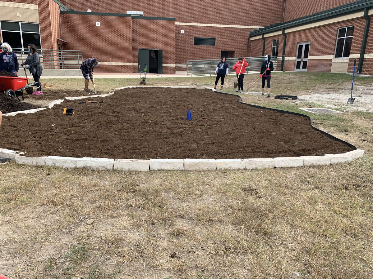 MurninGardeners's tweet photo. Before, during and after!!! Our first pollinator garden is in the ground! #pollinatorprotectors @NISDMurnin https://t.co/ag1sYroqgy