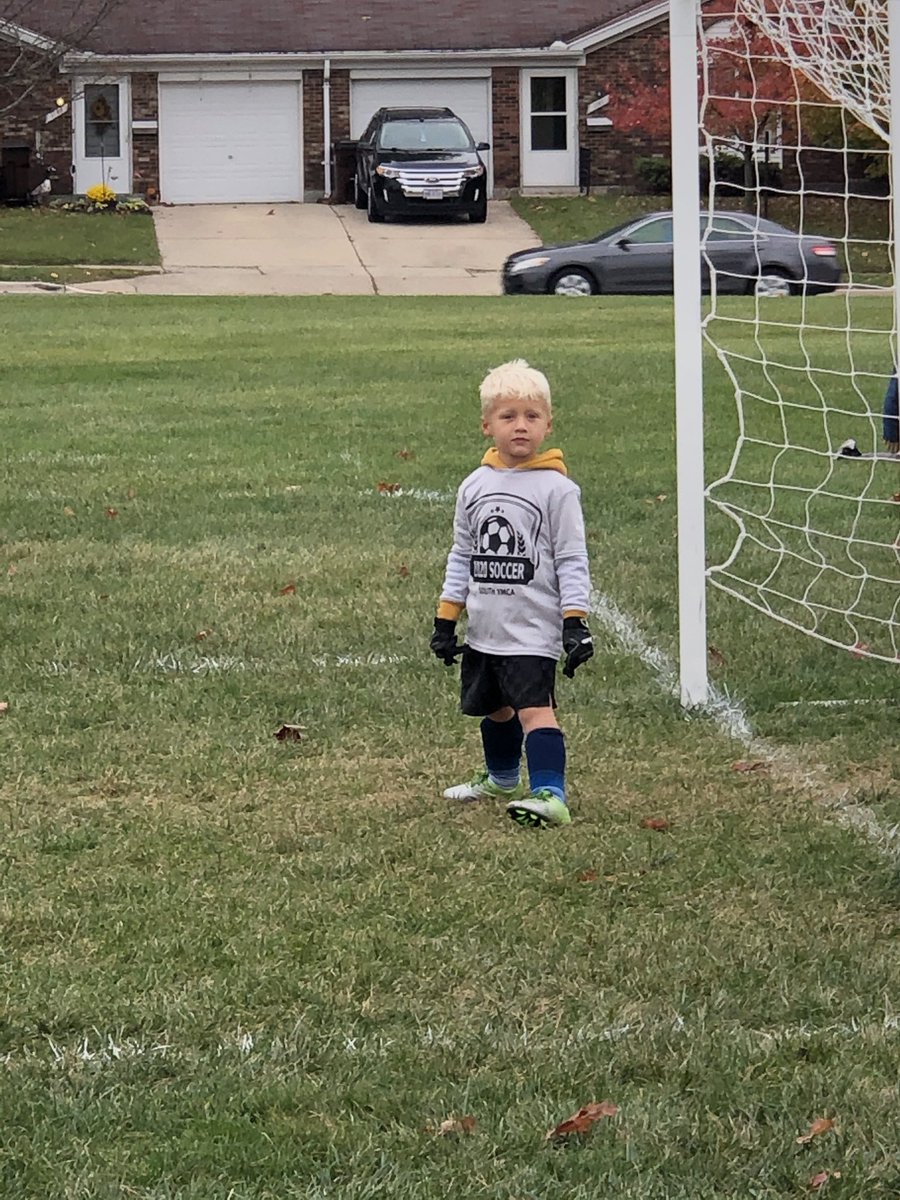 Quinlancourt1's tweet photo. Picked up O’Malley at 🏀 tryouts and rushed to watch Lincoln Hauge defend his 🥅 ! @MrsHowgeee @BDavid5on @LF725 were big fans and coaches! Loved seeing Tate and Hannah in action too!  O’Malley was impressed! ⚽️💙🔥⚽️ #GoTeamGray https://t.co/sSNRTyo5Ew