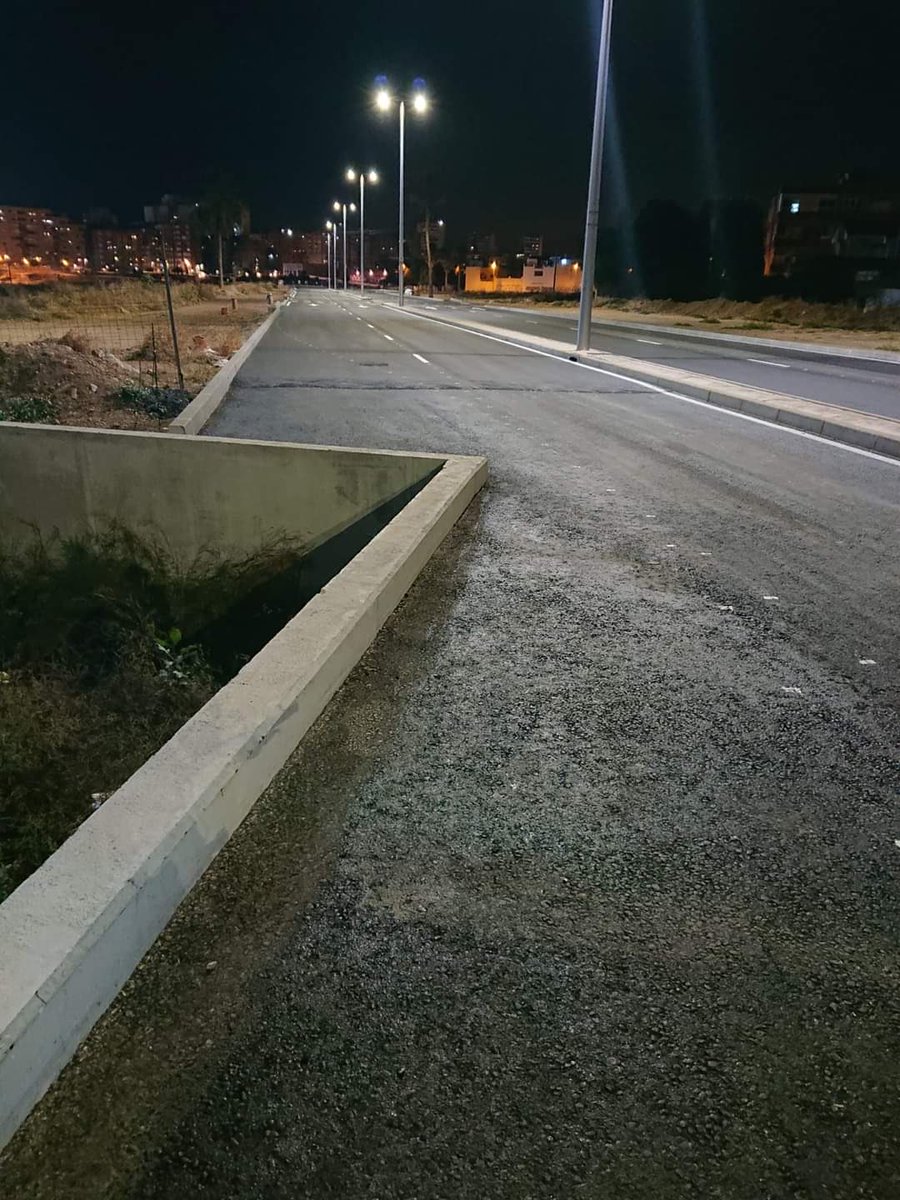 pcforming's tweet photo. Por favor que alguien me diga que esta foto de la carretera que están asfaltando en Cartagena no es cierta. 🤦🏻‍♂️🤦🏻‍♂️ https://t.co/2MVeSNEEZy