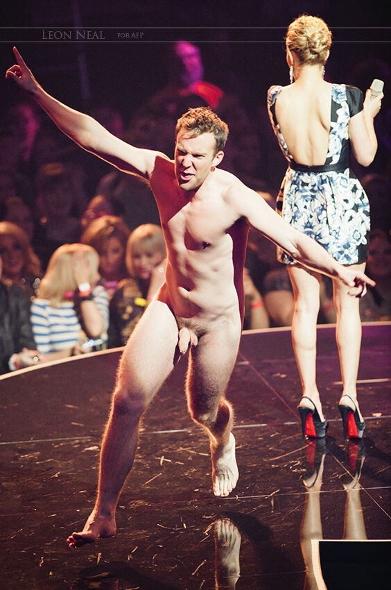 Marie01011980's tweet photo. #CFNM Clothed Female Naked Male is more and more common ! 
A lot of people practice it everywhere at anytime!

Celebrities too are in CFNM lifestyle

More on: https://t.co/2exJpemiw3 https://t.co/VPVNxZfq0u