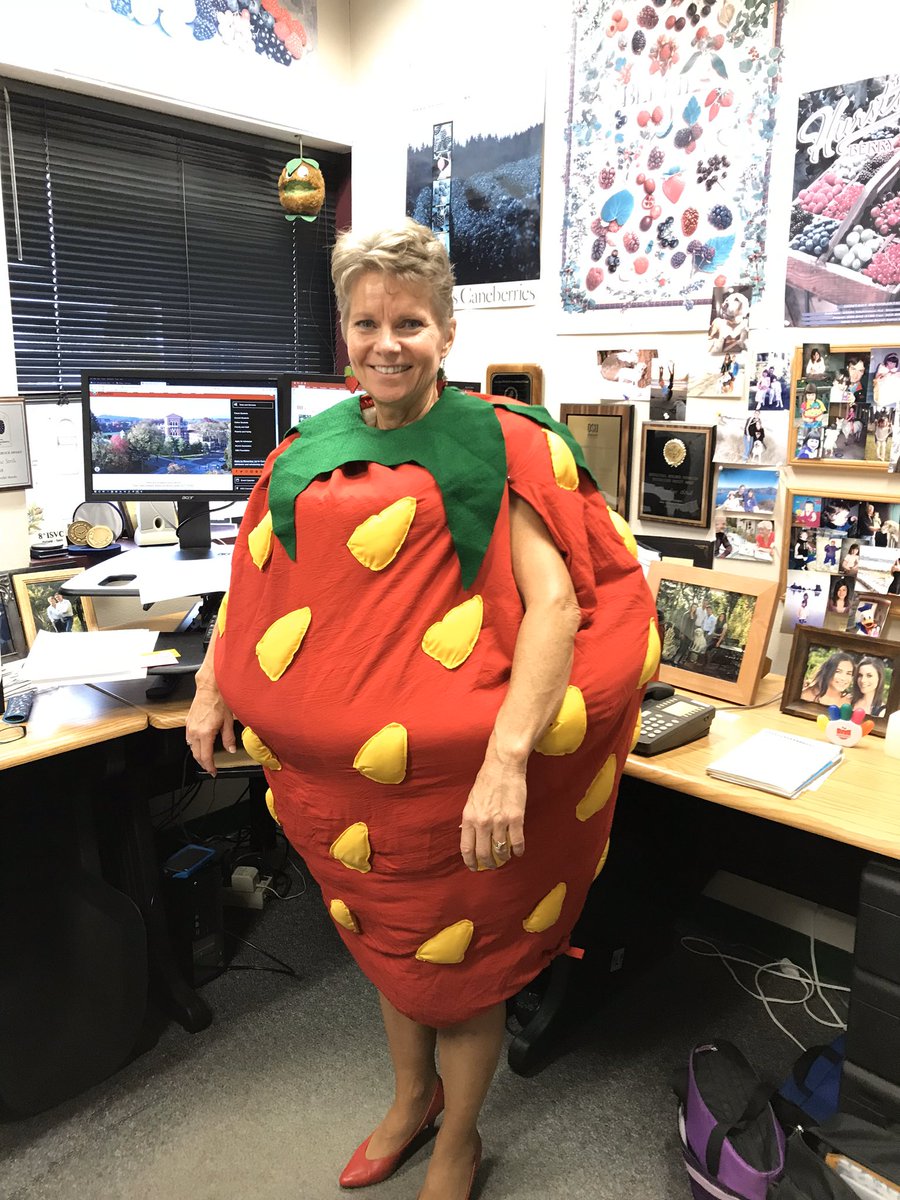 berriesGood4U's tweet photo. @OregonGovBrown Iโll miss teaching my students in person @CASResearch_OSU this Halloween ๐ My ๐costume is always a hit ๐ #spookyandsafe Representing Oregonโs awesome berry industry https://t.co/Sb9yaPoY47