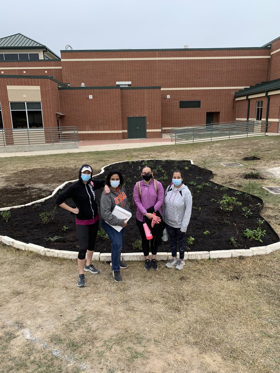 mrs_lemons21's tweet photo. We had a great time planting our pollinator garden today!!! #pollinatorprotectors @mrskbconrad @lisa_carrasco2 @LauraSheffiel20 @MurninGardeners @NISDMurnin https://t.co/mhpAGTYwL0