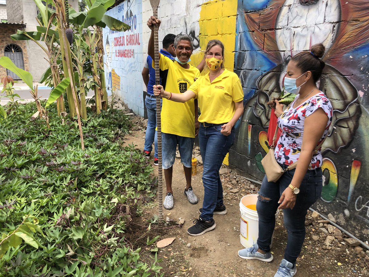 geraldineweberm's tweet photo. Gracias queridos compañeros del populoso sector del Guasmo,  por esta mañana de integración y rehabilitación de este parque  q servirá para las familias. Seguimos con  el Huerto Orgánico Familiar #JuntosPogresoEnLibertad #RayaTodo6 #Asambleista2021 #Familasfuertes #TrabajoSalud https://t.co/MpESBTJurU