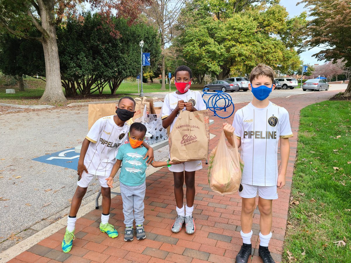llenod's tweet photo. A huge thank you to students and families for supporting the school's first service day of the year. Casseroles, canned food items, notes of encouragement, and lunches have been delivered. Our next service day will be Nov. 14. #gilmanschool https://t.co/Aw4wvTe4Wt