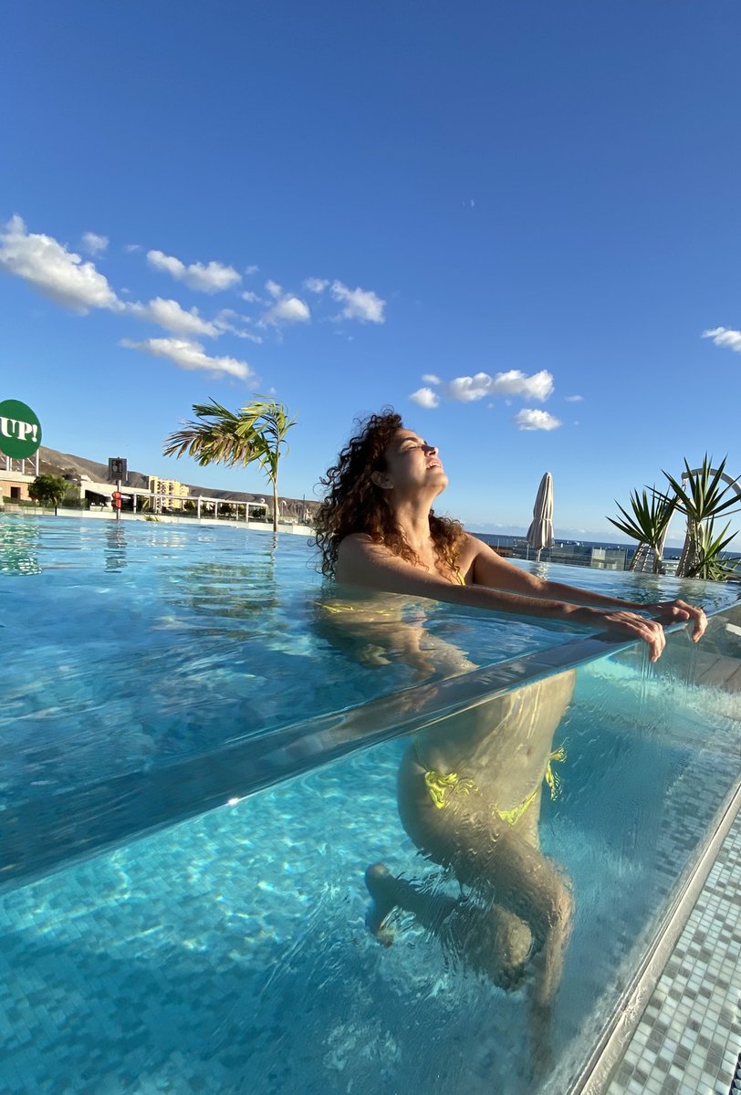 cristina's tweet photo. Todavía estás a tiempo de venir al ⁦@HotelVulcano⁩ de ⁦#SpringHoteles ⁩  y disfrutar conmigo de la mejor terraza de #Tenerife UP!! #BestYearEver https://t.co/TX3OZLiurt
