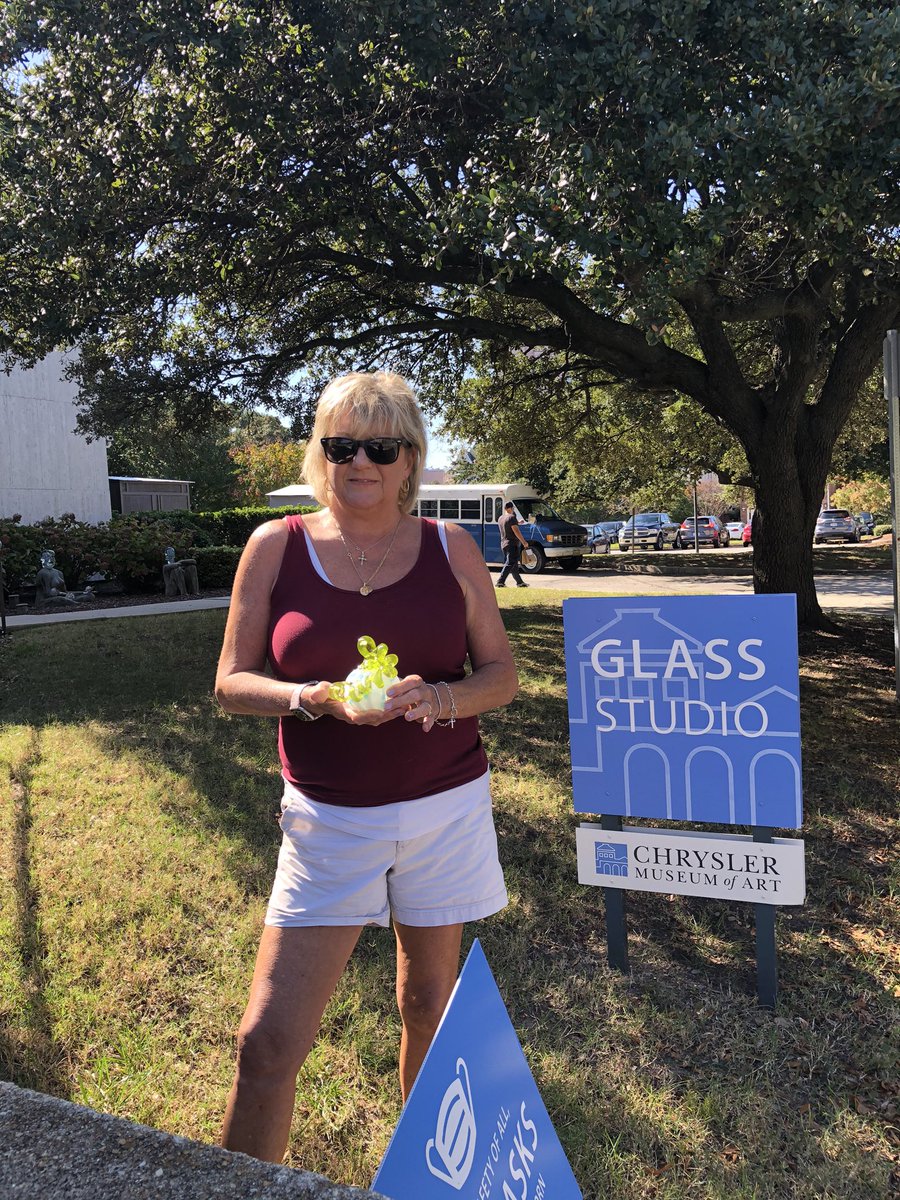 suzyq4260's tweet photo. Fun with @Slate16Slate Pumpkin Palooza #Chryslerglassstudio https://t.co/llnPXNTmmx