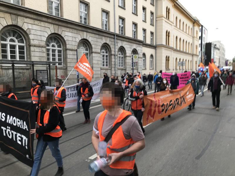 SeebrueckeFfm's tweet photo. Von 
📣#Rassismus raus aus den Köpfen
bis
📣 #Refugees are welcome here

Der #Seebrücke-Block war kraftvoll &amp; mit Abstand laut,
auch wegen der Plastikflaschen, die wir von den #RefugeesGR in #Moria gelernt haben.

#Wi2410 #RefugeesWelcome #StopRacism https://t.co/FjrrlEOdyp