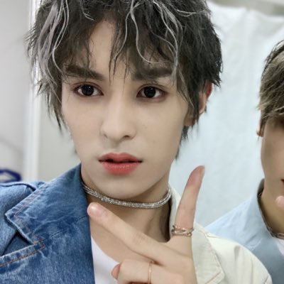 fenyougogo's tweet photo. local facebook hag finally changes their icon #MSUSELFIE #newfen https://t.co/kyXcjY0tQ0