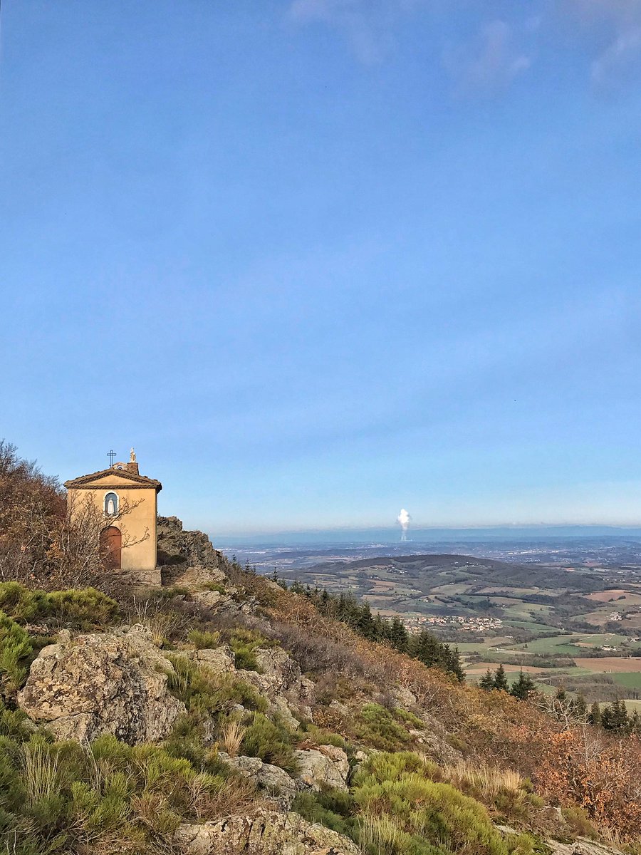 Blandine_42's tweet image. Profiter de la douceur pour crapahuter et découvrir La Chapelle du Mont Monnet ainsi qu’un magnifique panorama sur le Rhône et les Alpes... 🍂💚 @PilatmonParc #magnifiquefrance #pilat #tourisme42