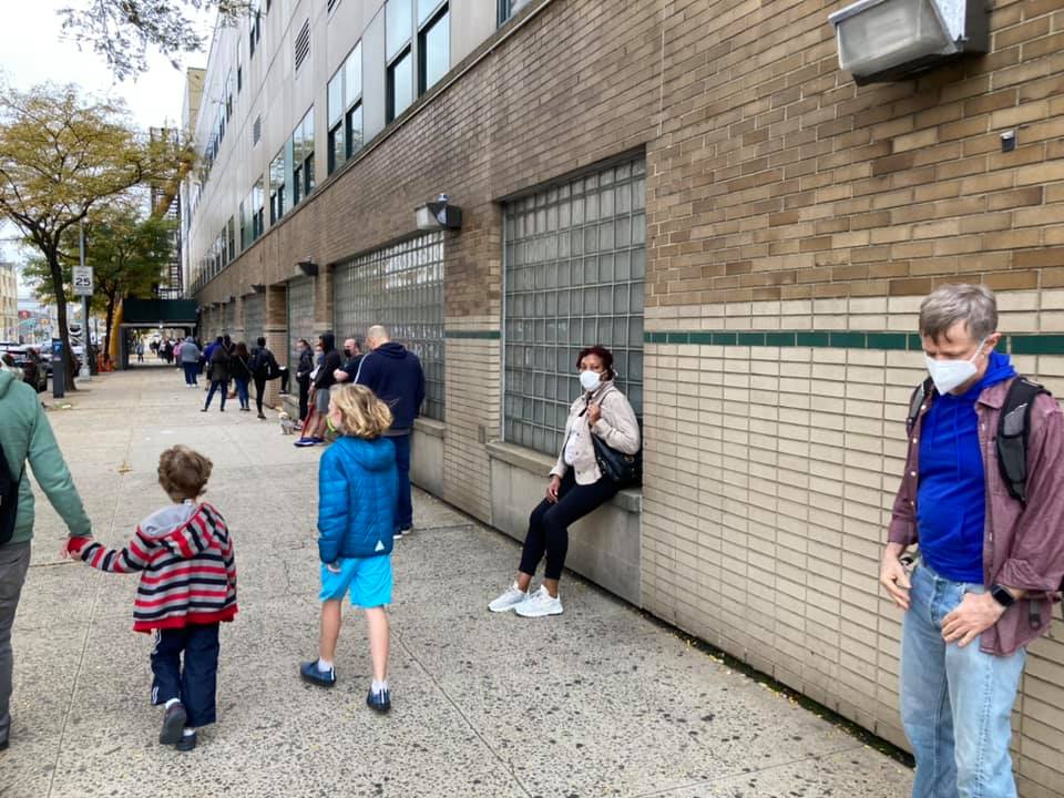 QCC4ALL's tweet photo. Early voting is off to an enthusiastic start here today in #Queens ! The line at LaGuardia Community College in LIC wraps around three blocks. Share some photos and early voting experiences in your neighborhood. #
#EarlyVotingnyc  #NYC #EarlyVoting https://t.co/xcSAlNqEEU
