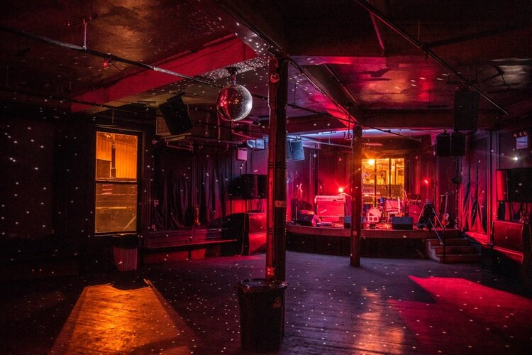 Hearbymusic's tweet photo. NYC VENUES: Market Hotel: Hidden below J/M/Z subway train, catch a memorable show as the next hot punk band is doing their thing.
.
.
.
.
.
.
.
.
#stagesofamerica #liveforlive #markethotel #newyork #nycmusic #discoball https://t.co/s4qEJI7taR