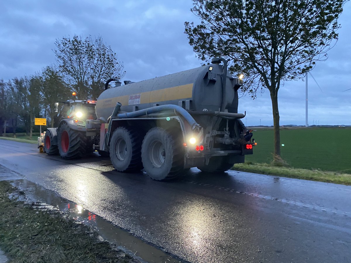 Nog net voor donker even de weg schoonmaken.