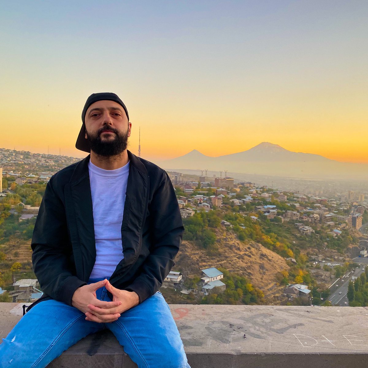 its_antic's tweet photo. Achkers chen kshtanum 🇦🇲🏔 The locals in Armenia seem to get a kick out of the Spyurkahay obsession with Mount Ararat 🤷🏻‍♂️❤️ https://t.co/qYwKguUu1I