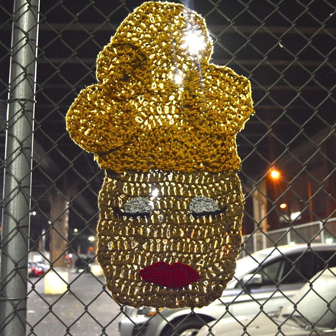 knithacker's tweet photo. 'The Queen of Salsa' -- Celia Cruz Yarn Bomb by AlexCreates: 👉 https://t.co/WlIfYxhRTE #alexcreates #art #fiberart #harlem #yarnbomb https://t.co/zdtGnnXWgs