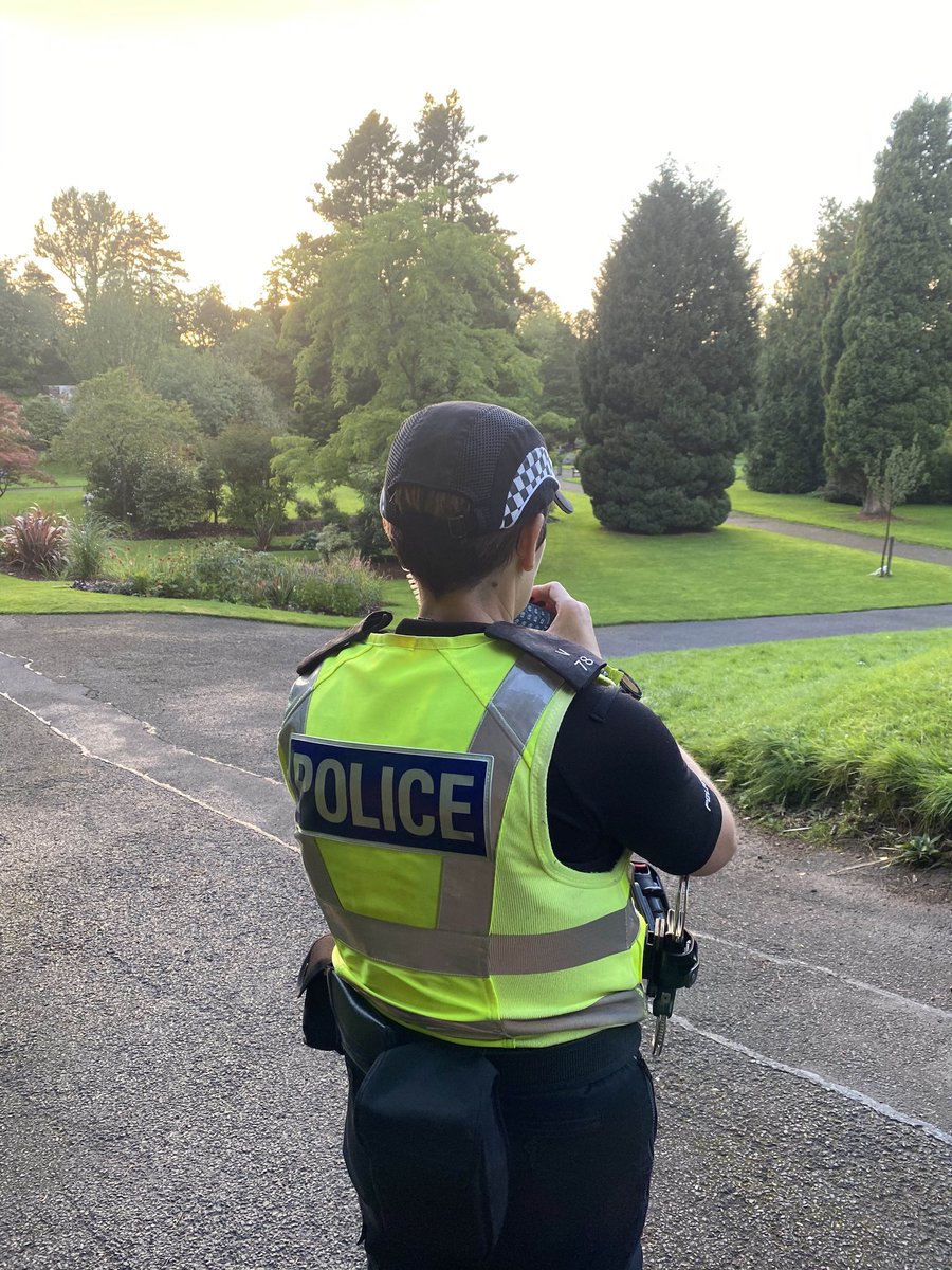 NithsdalePolice's tweet photo. Tonight #Dumfries Community Officers are out on patrol #Keepingdumfriessafe. We are patrolling anti social behaviour hotspots targeting underage drinking & those who buy alcohol for under 18s. #Keepingpeoplesafe #DumfriesCPU #Communitypolicing https://t.co/Qh575jASdV
