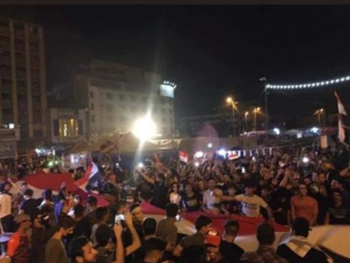 __rog00__'s tweet photo. ⭕ توافد اعداد من المتظاهرين الى ساحة التحرير الآن ..

يابه قبل 25 رجععت الثورة .. 😍♥️
شيجيب الصبح ☹️

#دقت_طبول_الثورة https://t.co/H7Q9YvPRkY