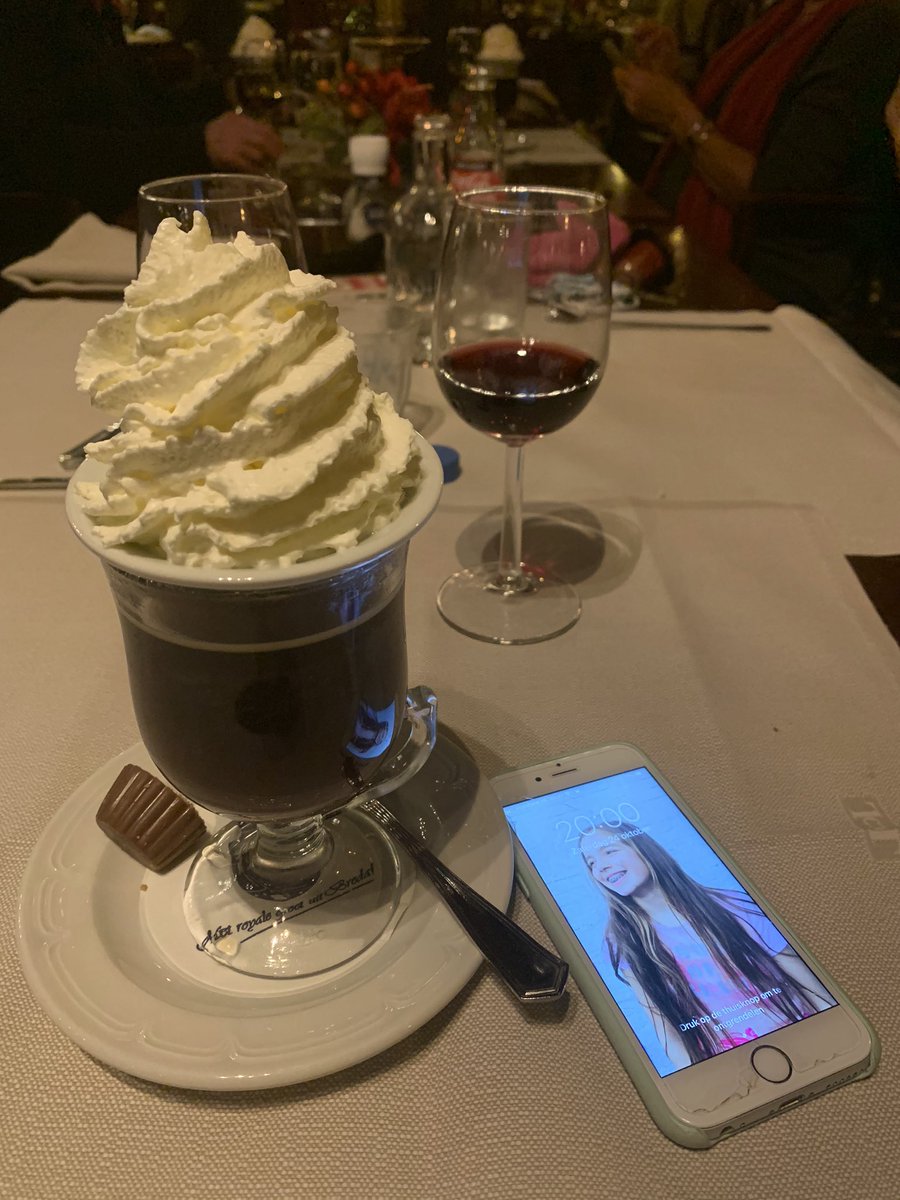 eventjes's tweet photo. Pfieuw, net op tijd. 🤣
(Telefoon van mijn dochter.
Irish Coffee voor mij, mijn moeder en haar man.)
#20u #alcohol #hotel https://t.co/ALHetgAICE