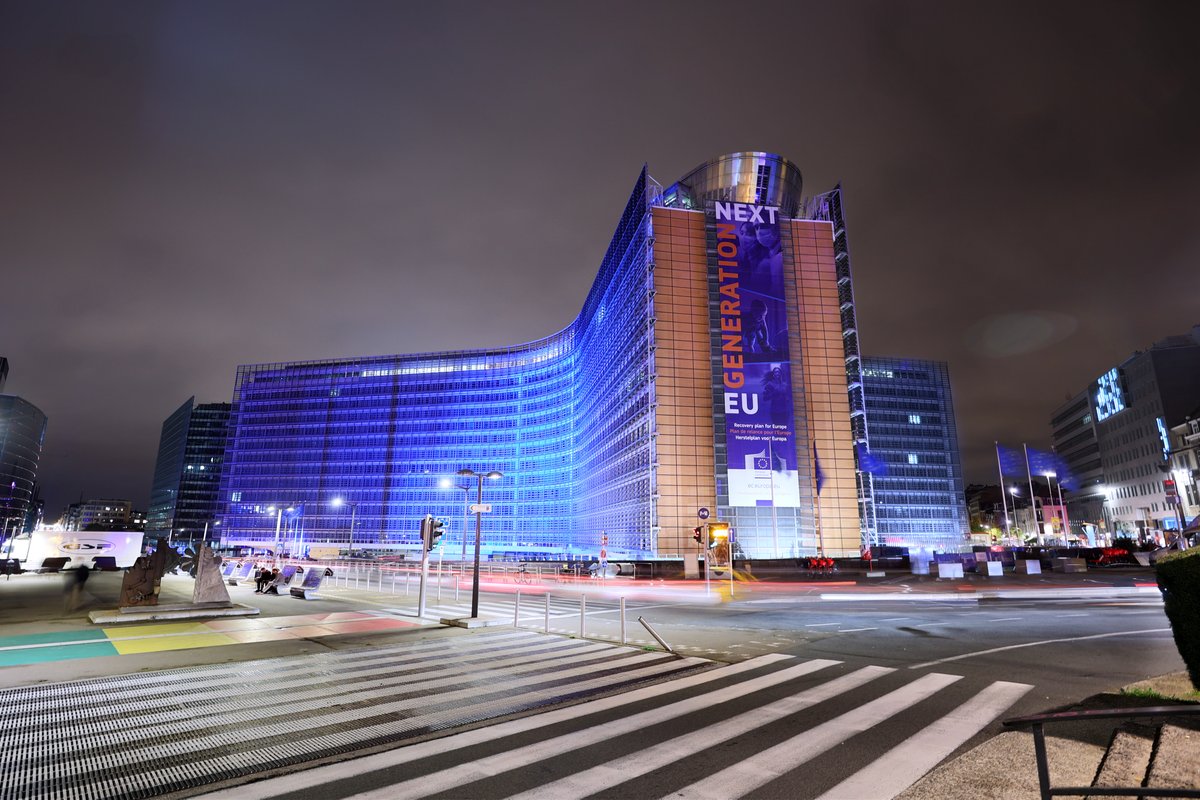 EU_Commission's tweet photo. In celebration of the 75th anniversary of the @UN, we light up our Brussels headquarters with the UN blue for peace and cooperation.
We share the same mission: finding global solutions for global problems. 🇺🇳 🇪🇺
#UNDay #UN75 https://t.co/Kk4H0vpFzu