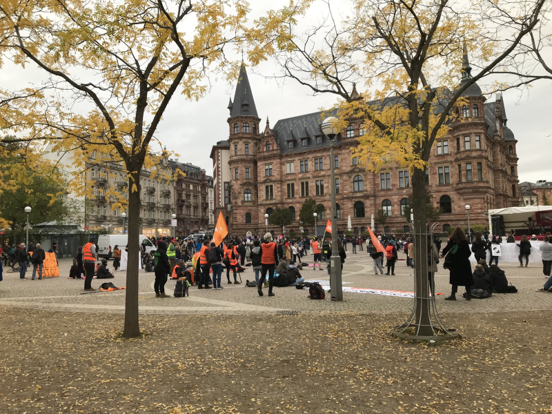 SeebrueckeFfm's tweet photo. Abschlußkundgebung versammelt sich auf dem Dernschen Gelände.
#Wi2410 https://t.co/uWhDPx55lj