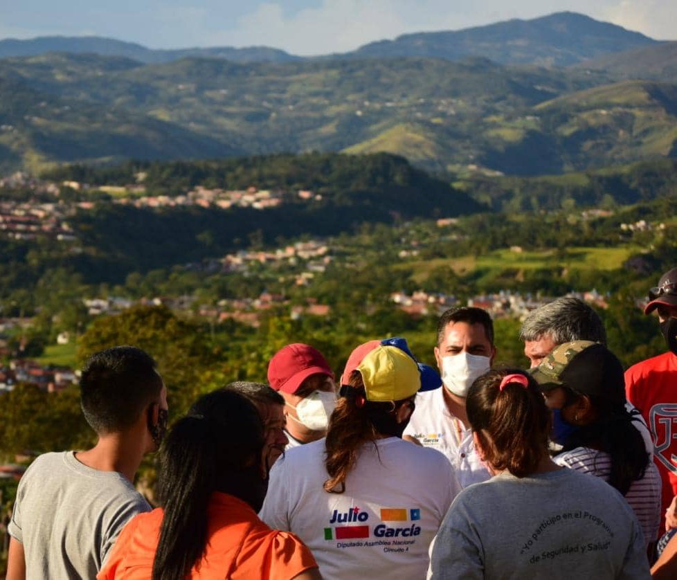 El Junco Páramo está lleno de una gran energía, de gente bondadosa, sencilla, que se te acercan y pese a las adversidades, sonríen y te hacen sentir en casa.

Me llevo sus palabras en el alma, por ustedes

¡Venceremos!