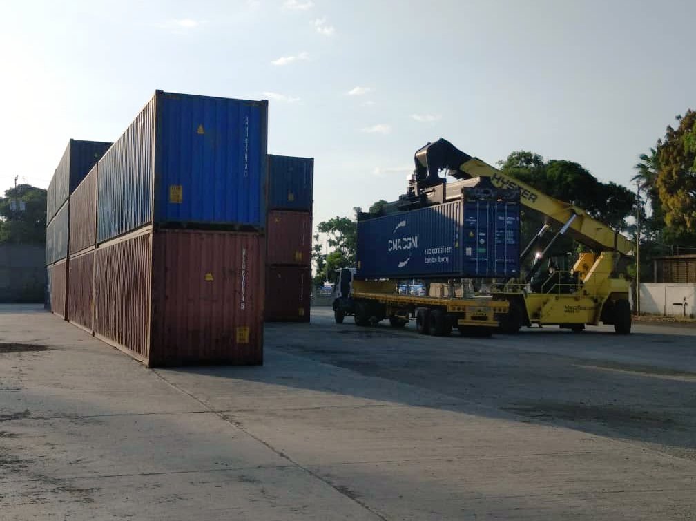 #24Oct en nuestro Almacén General de Depósito @ocamar_mppd La Guaira, se acarrearon para almacenamiento más de 200 contenedores con mercancías diversas participando activamente en el Desarrollo Nacional y agregando valor a la cadena de distribución.
#Ocamar
#ExcelenciaPortuaria https://t.co/dkYJ0yPPTY