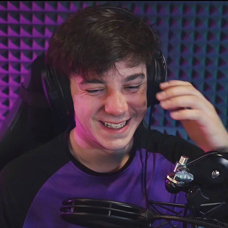 filthy_bee's tweet photo. Happy birthday to my favourite person ever #efftober #crankgameplays 🎉🎉 https://t.co/JwUgyQaiwy