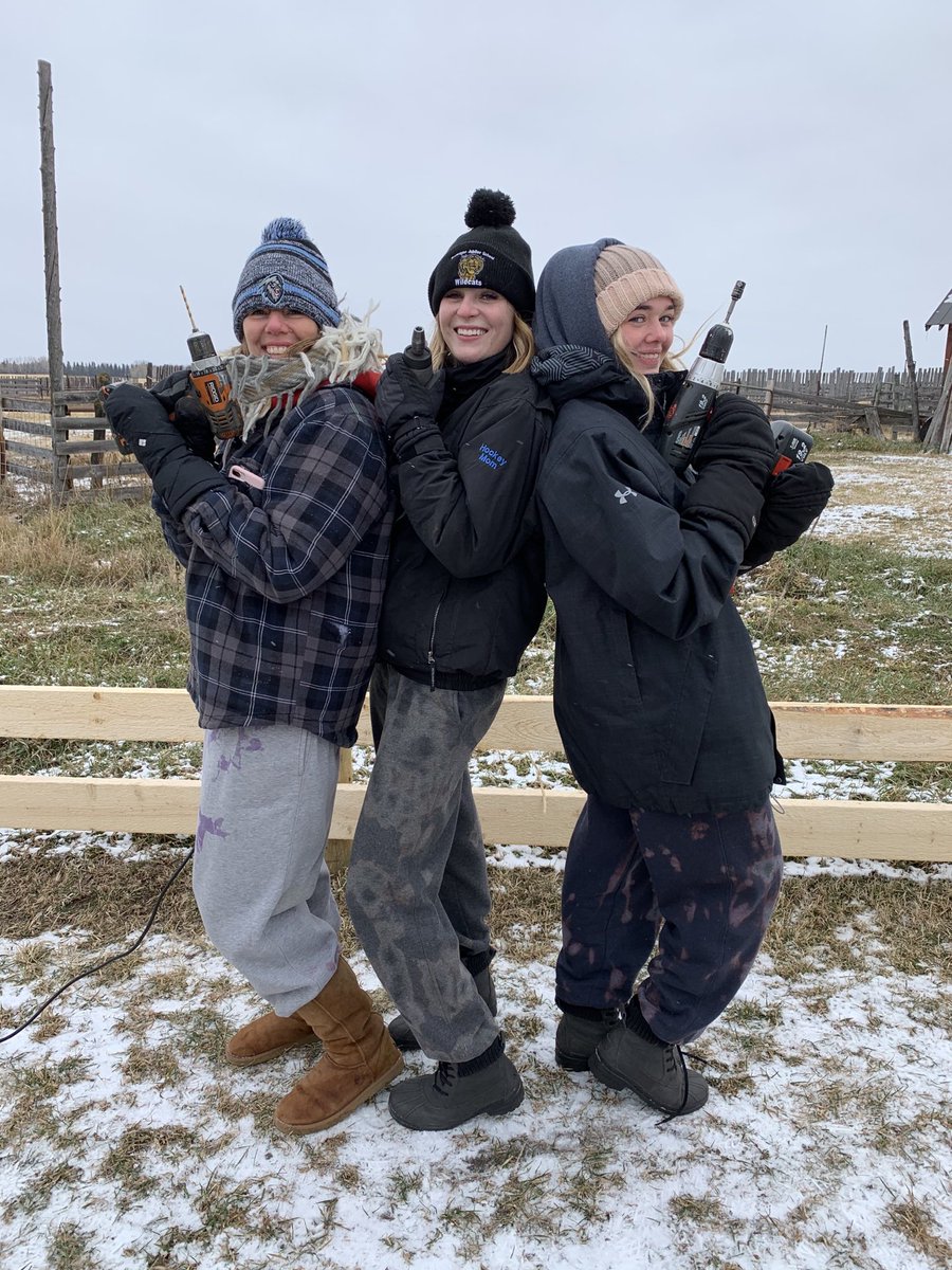 GMaHines's tweet photo. New fence at grammas. #qualitycrew https://t.co/CDK9mVhYGM