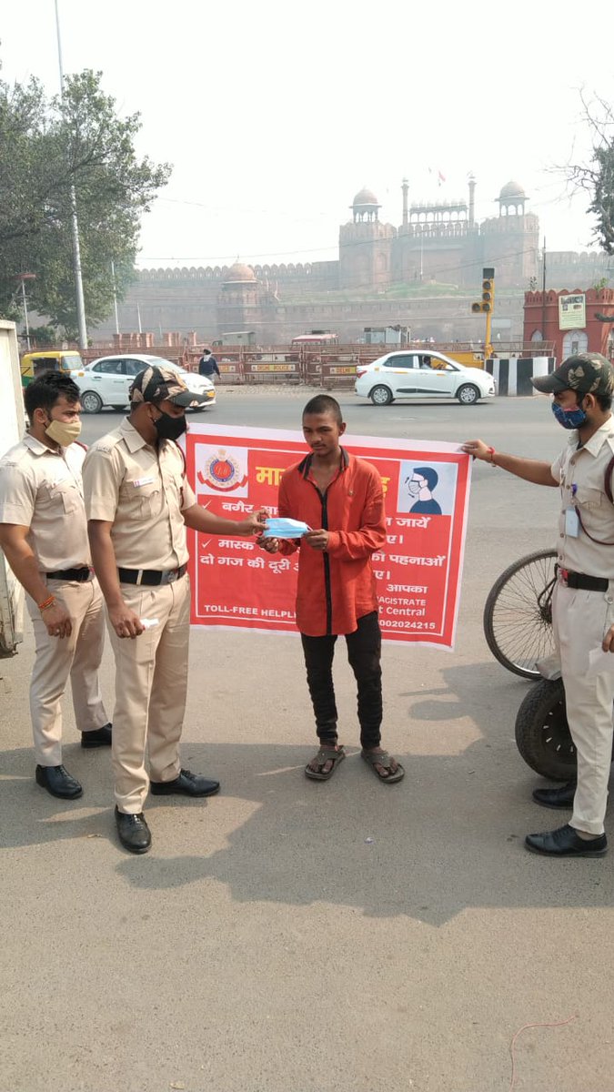 DMCentralDelhi's tweet photo. #Mask_Agrah and #hand_sanitizer distribution by #DDMA_Central at #fatehpuri, #red_fort and #old_Delhi_railway_station
#Unlock5 #StayHome
@Dilkhush_ias @brgausingha @DCPCentralDelhi @HarishM07710561 @SarhanAhmed15 @msisodia @MoHFW_INDIA @MIB_India @TOIIndiaNews @htTweets https://t.co/sGFVvb8OWe