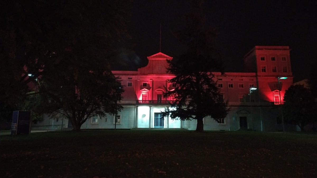 Desde la Universidad nos sumamos al #CentenarioOsasuna iluminando de rojo nuestro edificio Central. 
¡¡Felicidades!!