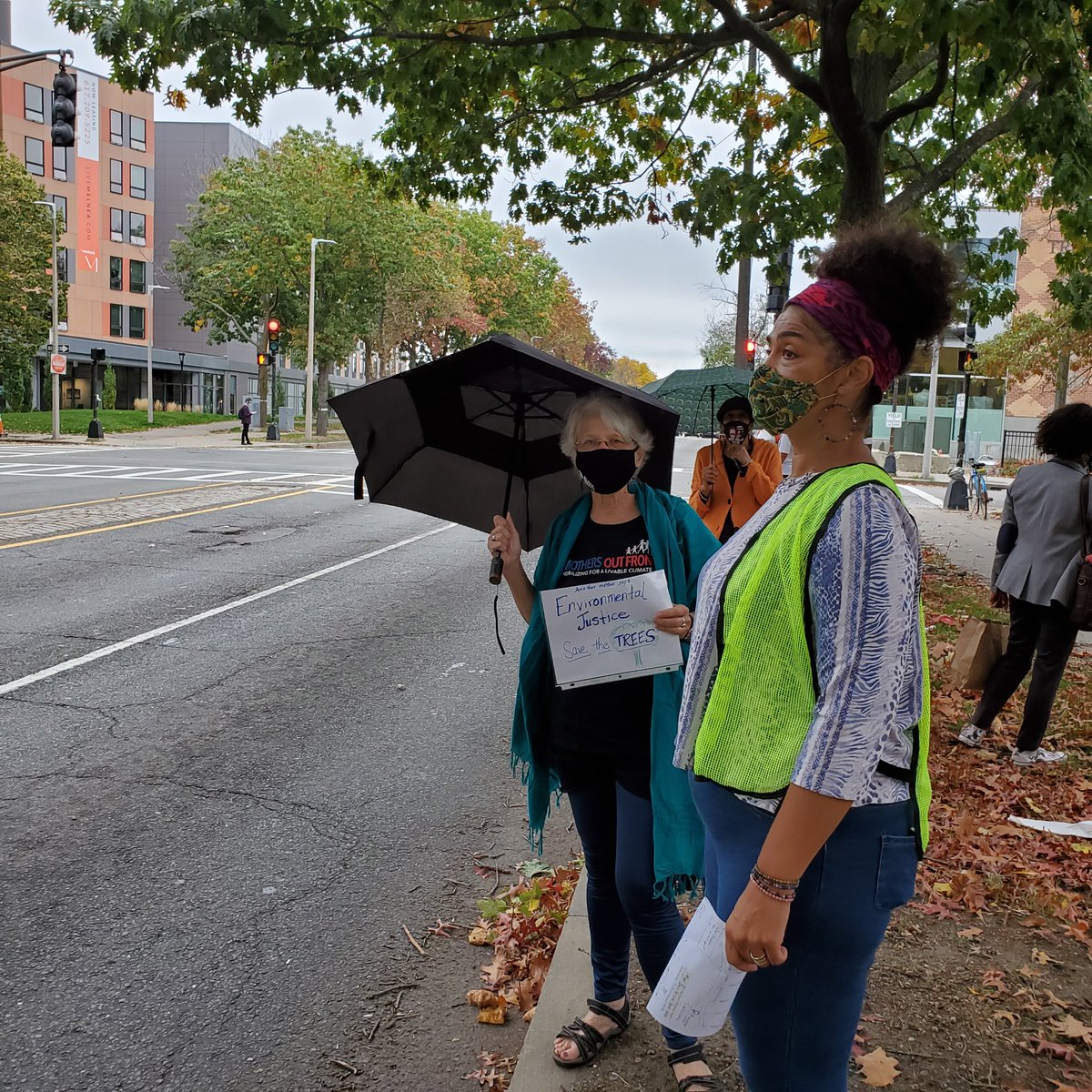 Trees_Boston's tweet photo. Busy morning! Out in #roxbury at a #standout with residents to #savemelneastrees.

@AceEJ @MelneasTrees #treeequity #EnvironmentalJustice https://t.co/XiOlwz9Nox