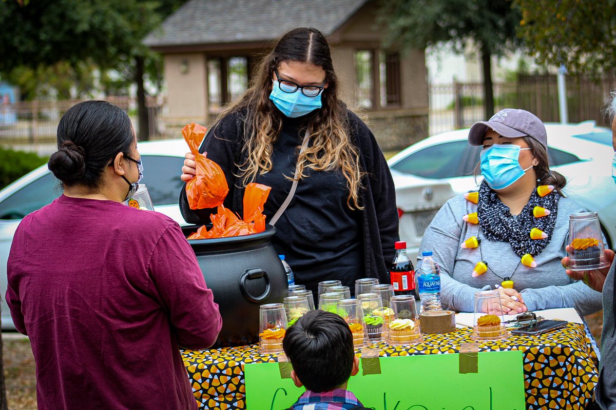 MAUC_Inc's tweet photo. Had a wonderful day with our seniors and their families. They showed us their awesome costumes! We are grateful to provide a safe place to spread joy and sweets to our seniors! All the while practicing safe distancing!
#EmpoweringCommunities #SanAntonio #coustume #Halloween2020 https://t.co/SoV8n4w9kk