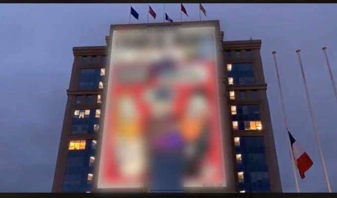 Fransa’da din bitti!
Fransa’nın Müslümanlaşmasından korkuyor, Müslümanları kovmak istiyorlar! #IrkcıBatı gerçek yüzünü gösteriyor

Macron, Peygamber Efendimize (sav) hakaret karikatürlerini devlet binalarına astırarak ateşle oynuyor!
#Fransa Haçlı ruhunu hortlatıyor!
Alçaklık bu!