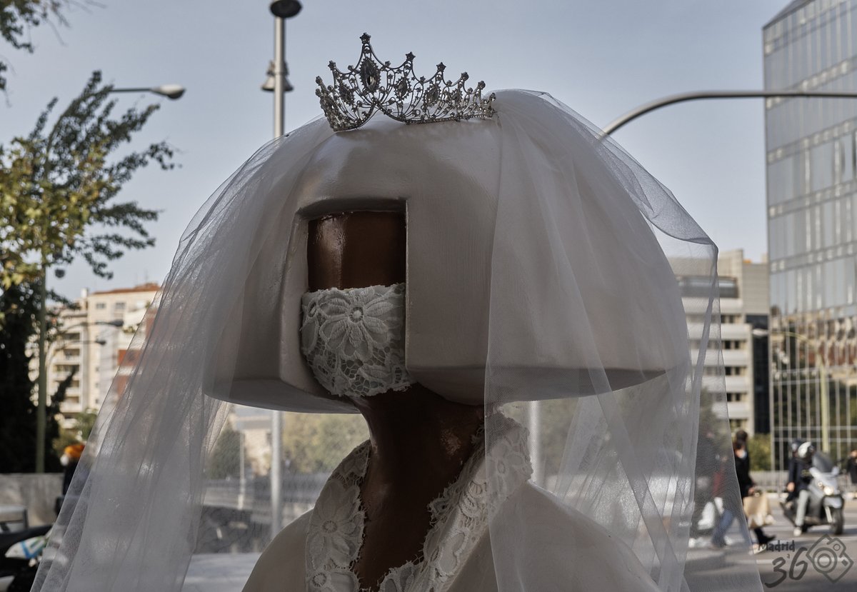 Durante estos días vuelven las <a href="/meninasmadrid/">meninasmadridgallery</a> a las calles de la villa, y hemos decidido abrir 🧵con las que nos hemos encontrado por los lugares que hemos tenido que pasar porque sabemos que a algunos de vosotros os gusta ir a verlas, y no es el mejor momento para hacerlo.

⬇️⬇️