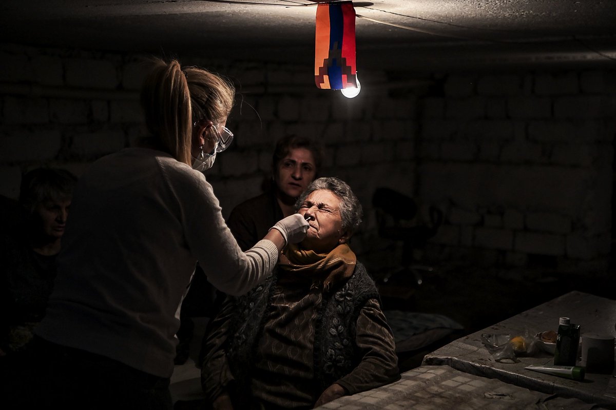 The suspected #COVID__19 cases are tested in Stepanakert while the #Azerbaijan'i aggression is continuing &amp; ppl still live in the shelters
Note: <a href="/WHO/">World Health Organization (WHO)</a> urged for an immediate cessation of hostilities contributing to a dramatic acceleration in COVID-19 transmission
📷 <a href="/ArisMessinis/">Aris Messinis</a>
