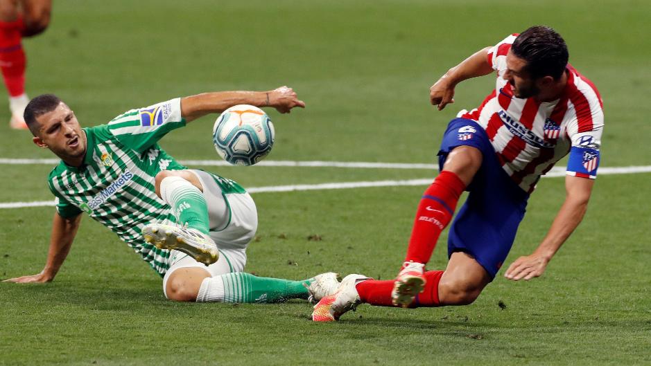 pbcomplutense's tweet photo. ¡#DíadeBetis! Hoy, después de lo visto el anterior partido y lo visto hoy, solo vamos a pedir que Mateu se porte decentemente. ¡A por ellos! Club Atlético de Madrid - Real Betis Balompié. #AtletiRealBetis #PBComplutense https://t.co/YPrUvYap36