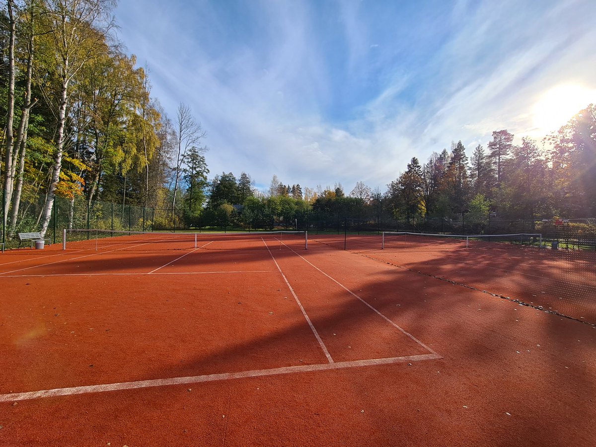 Tänäänkin oli vielä hyvää peli keliä.
Hommat laitettu talviteloille mutta #tennis ja #padel kentät auki kunnes lumi saapuu. #Mathildedal https://t.co/ekjtUH0vIp
