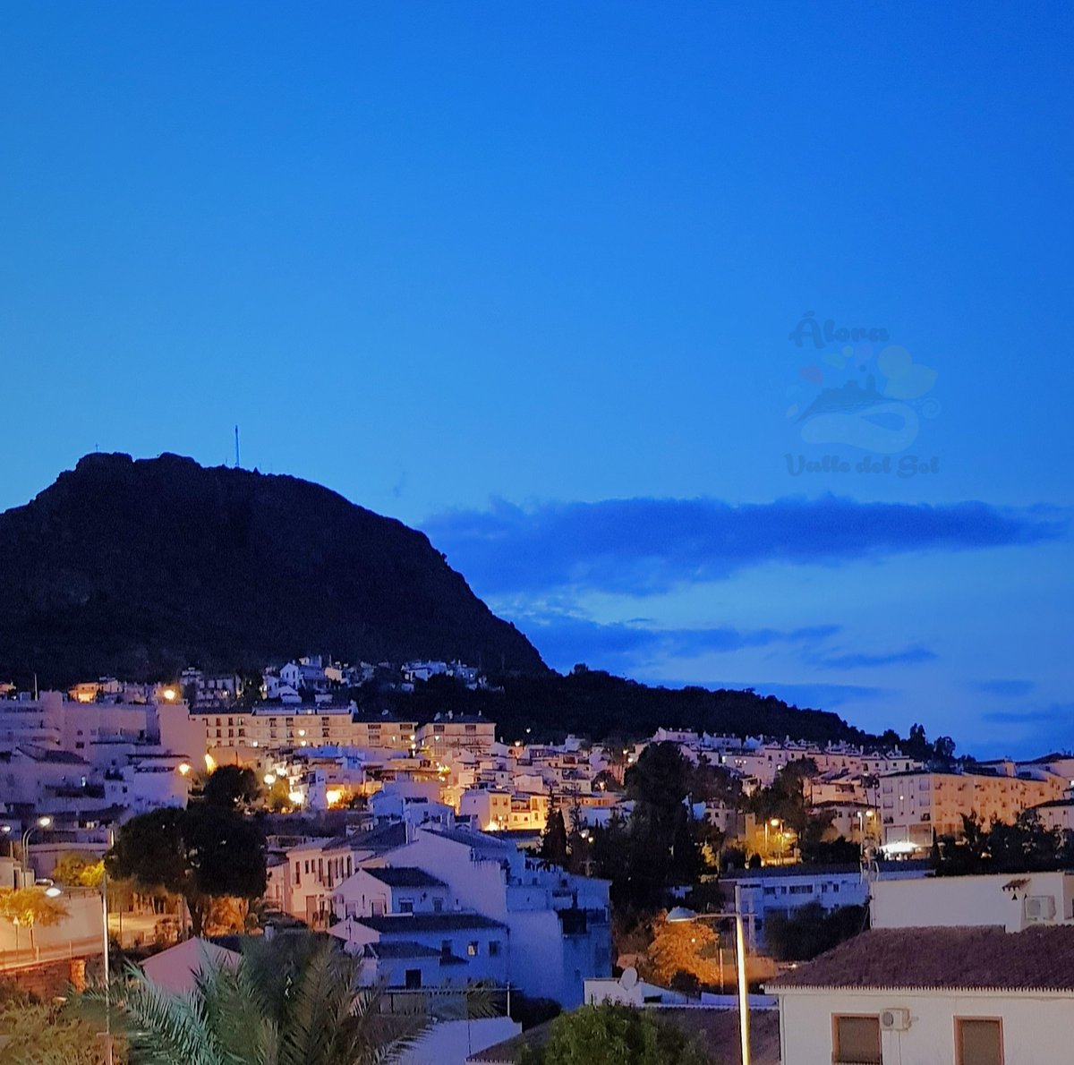 AloraValledeSol's tweet photo. #Álora
Una noche en ÁLORA que nos regalará una hora más.
¡¡ Qué ustedes la disfruten !!
#ÁloraValledelSol
#atardecer #atardeceres #municipioturístico #alora #ValledelSol #noche #unahoramas #MonteHacho #Hacho #Hacho #caminitodelrey #Áloramunicipioturístico #Áloranocturna https://t.co/jgaem5Zluk