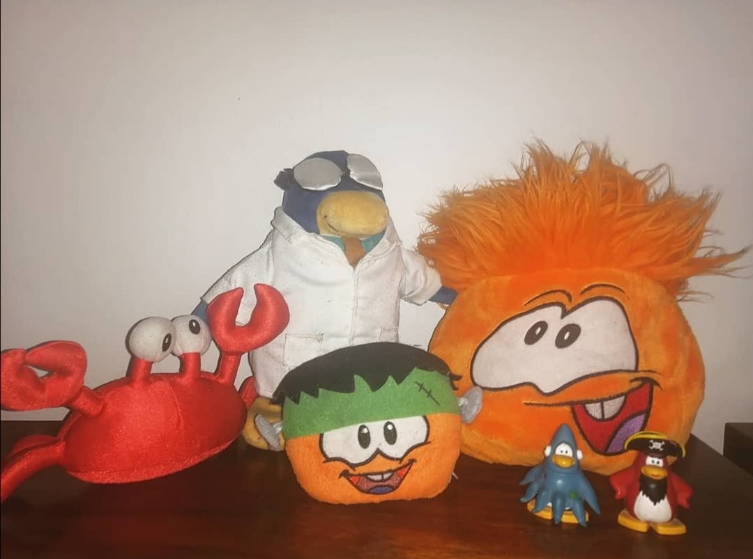 ChinamoCP's tweet photo. Mi pequeña colección :) Son muchísimas las memorias que tengo de este juego ¡Feliz 15 aniversario! #ClubPenguin15 https://t.co/2YTG1EVHe0