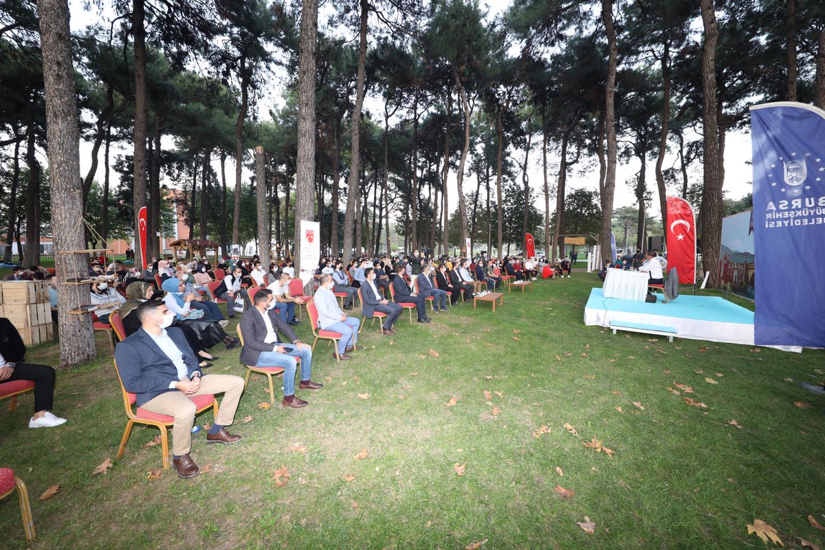 Alinuraktas70's tweet photo. Ezbere bildiği 7000 beyit ile divan edebiyatının bahçesinde bizleri yolculuğa çıkaran Hayati İnanç Hoca’mıza açık hava kütüphanemizdeki güzel sohbeti için teşekkür ediyorum. İstifade ettiğimiz güzel bir program oldu. https://t.co/Lk9WQxFcJ2