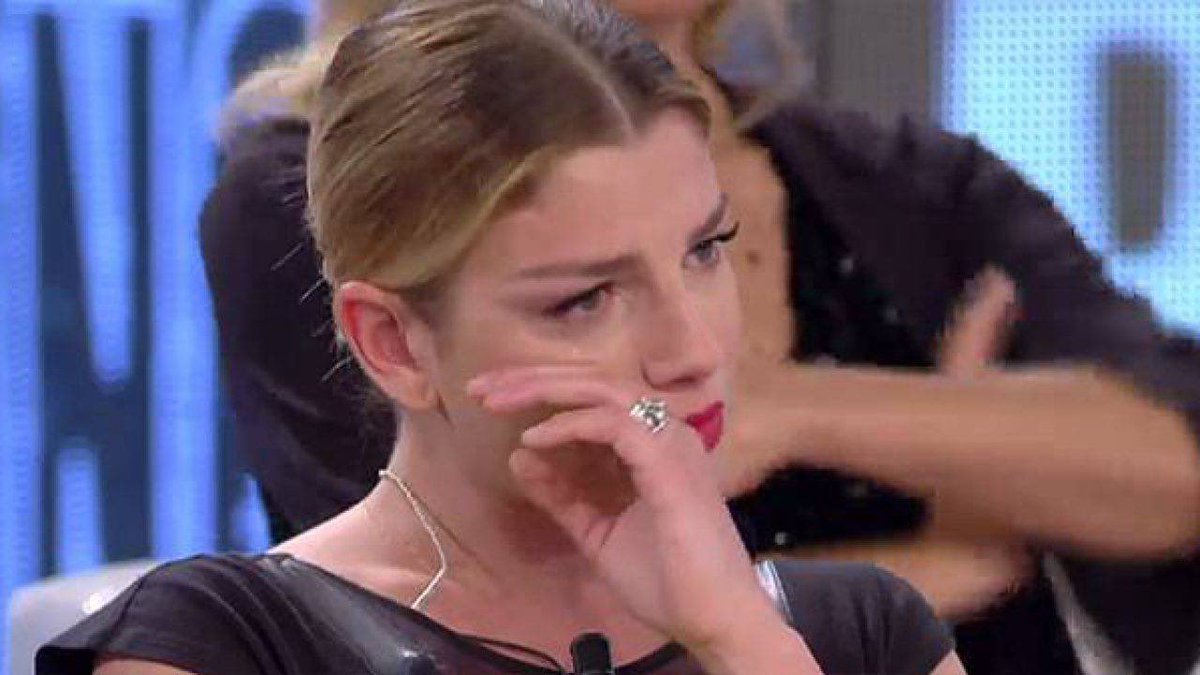 Emmatuttalavit's tweet photo. #Emma mentre ci legge in questo istante @MarroneEmma ❤️ #emmadallatuaparte https://t.co/U2Wch8FdYo