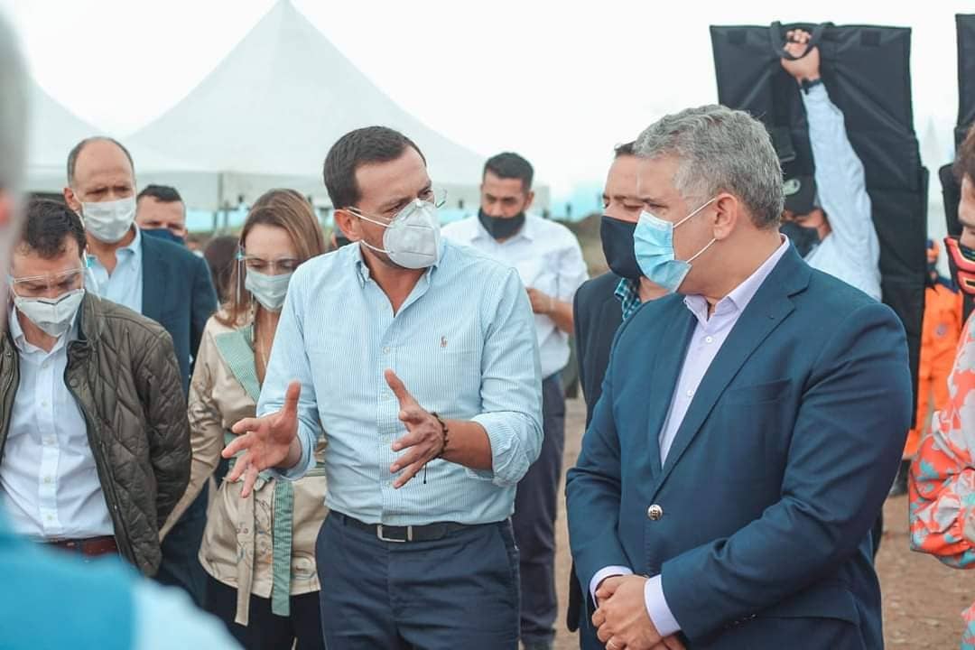 Gracias señor Presidente @IvanDuque por aterrizar en el terraplén de @Aerocafeoficial. Hoy instalamos la mesa técnica, con esto queremos afirmar y acelerar el proceso de la construcción.
#AeroCaféAlzaVuelo @infopresidencia @LuisCarlosGober @AeroCivilCol @INFICALDAS https://t.co/p9SWJ5MKgs