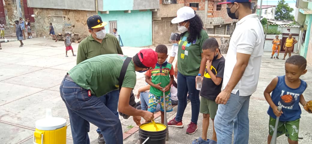 guerrillaobre10's tweet photo. #24Oct
#Entérate
La candidata @d_guzmanl @diputadadiva junto a la  juventud del pueblo guairense trabajando para mejorar parroquias en la entidad
💫Cambiemos la asamblea💫
#SimulacroGarantíaDePaz
#DivaPalaAsamblea
💫Voto lista Nacional 💫
@PartidoPSUV 
@CCDariovivas
@JuventudPSUV https://t.co/vflwLqHtlP