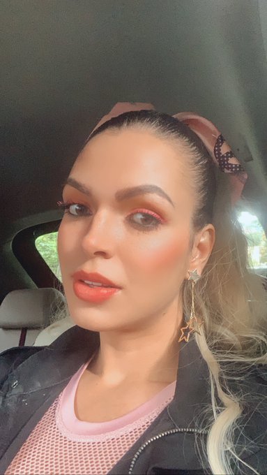 Feliz fin de semana mis amores estar&eacute; en linea de nuevo ma&ntilde;ana https://t.co/7Nv76DTBtp<a href="/tag/nuevafotodeperfil"class="tags"><span>#nuevafotodeperfil</span></a>