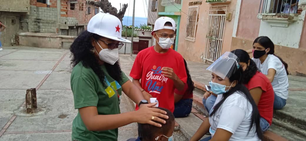 guerrillaobre10's tweet photo. #24Oct
#Entérate
La candidata @d_guzmanl @diputadadiva en labores ornamentales junto a la  juventud del pueblo guairense escuchando propuestas
💫Cambiemos la asamblea💫
#SimulacroGarantíaDePaz
#DivaPalaAsamblea
💫Voto lista Nacional 💫
@PartidoPSUV 
@CCDariovivas
@JuventudPSUV https://t.co/HLa007OLm9