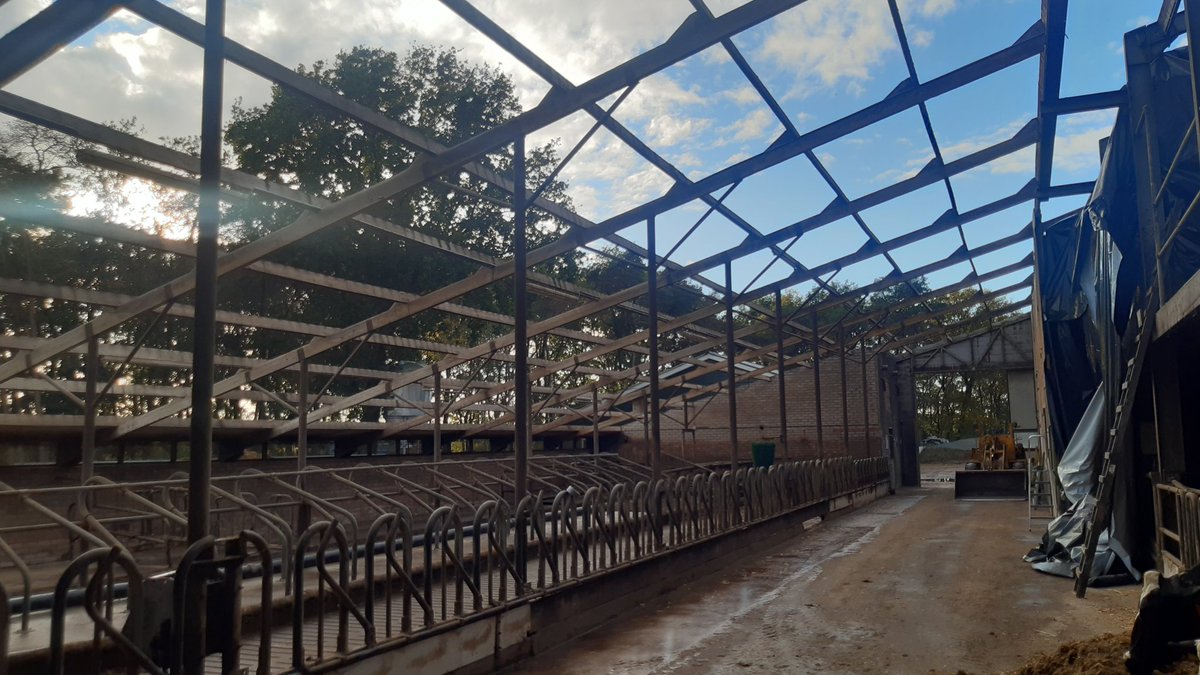 Van de week de laatste asbest platen laten verwijderen. Lagen er 40 jaar op. Nu nieuwe er op. Kan er weer 40 jaar tegen.