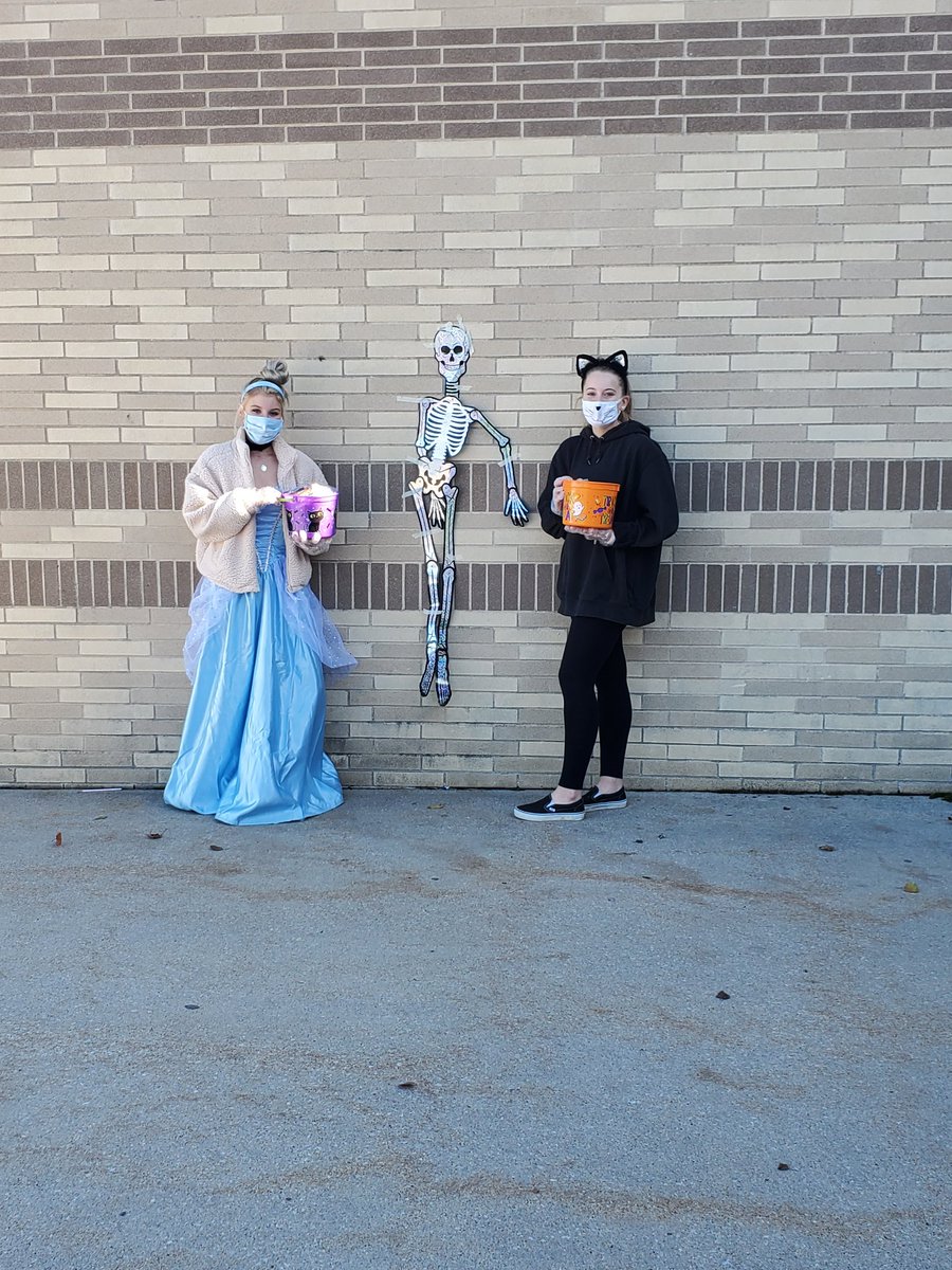 MarcusWagnerDHS's tweet image. DHS National Honor Society Members hosting a trunk or treat for elementary students today!  Swing by the @DeKalbHS parking lot until 5pm for some fun!  Way to go Barons!  Proud of your organization and idea for our community!  #BaroNation