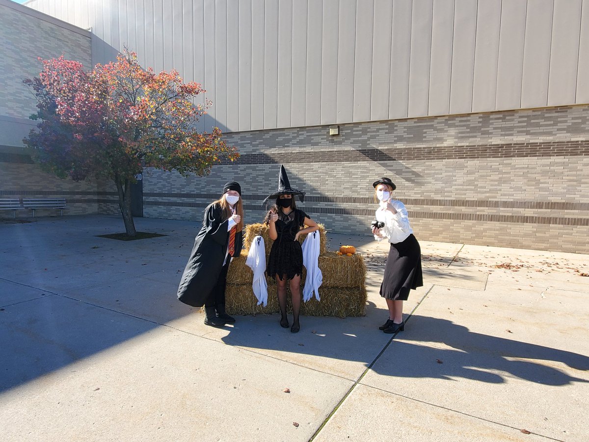 MarcusWagnerDHS's tweet image. DHS National Honor Society Members hosting a trunk or treat for elementary students today!  Swing by the @DeKalbHS parking lot until 5pm for some fun!  Way to go Barons!  Proud of your organization and idea for our community!  #BaroNation