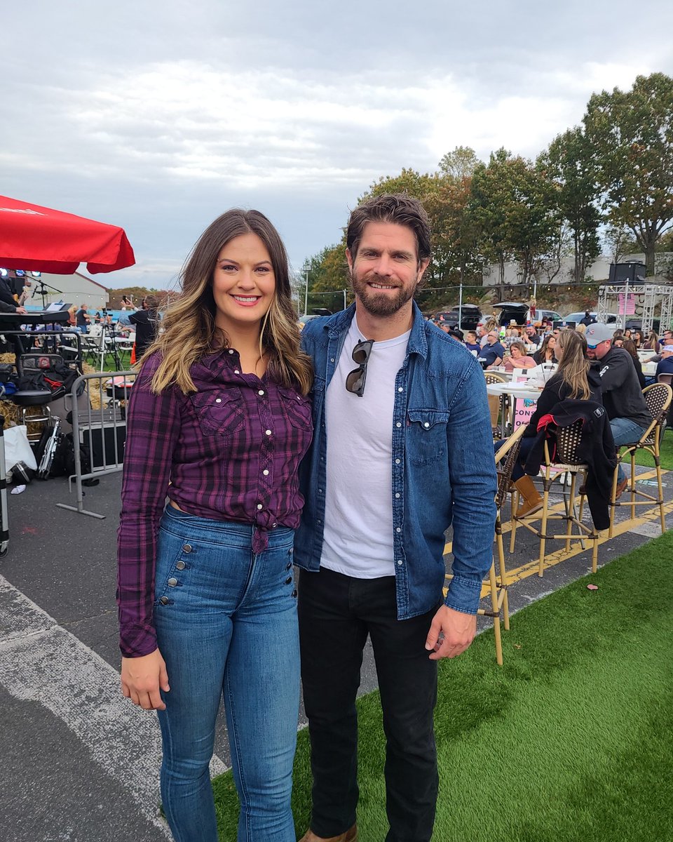 KowloonSaugus's tweet photo. . @AylaBrown & @robbellamymusic are here at Kowloon for the Sold Out Country Fest!! Can't wait for their set at 4:10pm!!!
#KowloonRestaurant
#CountryFest
#KowloonCarHop
#AylaBrown
#RobBellamy https://t.co/k96SPtGndZ