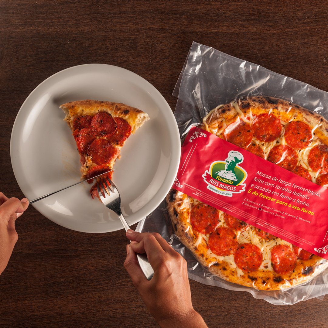 reis_magos's tweet photo. Muito mais praticidade sem perder o sabor. Leve sua pizza favorita para casa e saboreie a qualquer hora. É simples, do freezer para o forno. 😍🍕
Tenha sempre em casa a sua pizza favorita! 
Acesse nosso site https://t.co/FGpOjoJYaA⠀⠀⠀⠀ https://t.co/x8rqPQvmGe